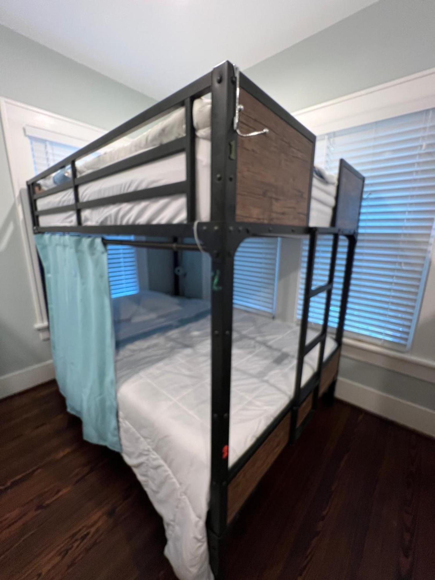 Mycrib Houston Hostel Bagian luar foto
