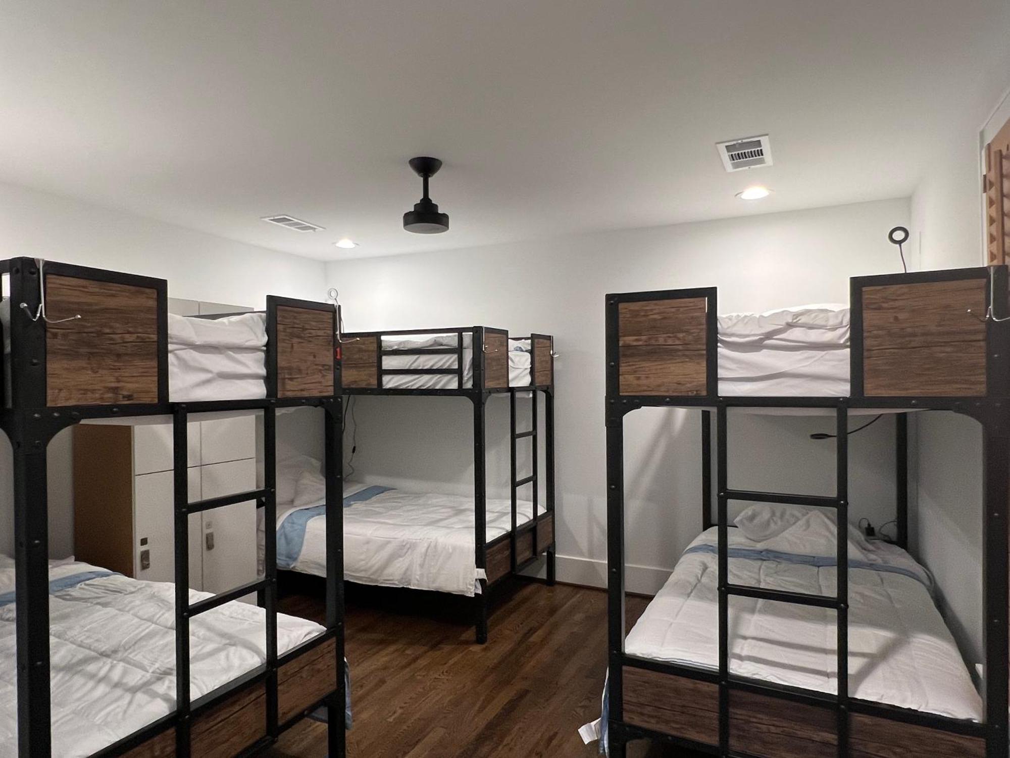 Mycrib Houston Hostel Bagian luar foto